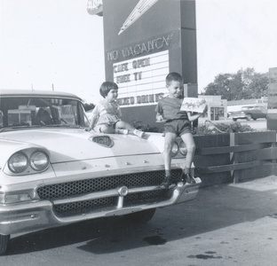 Brigitte et Philippe sur la Ford Custom de Claude Chauvigné en 1960