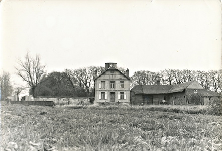 La maison et la ferme depuis la prairie 1974