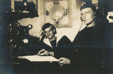 Serge Chauvigné (à gauche), radio en mer Baltique - 1920