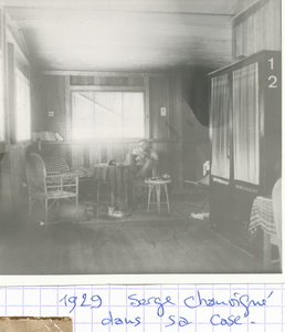 1929 gabon achouka serge dans sa case1