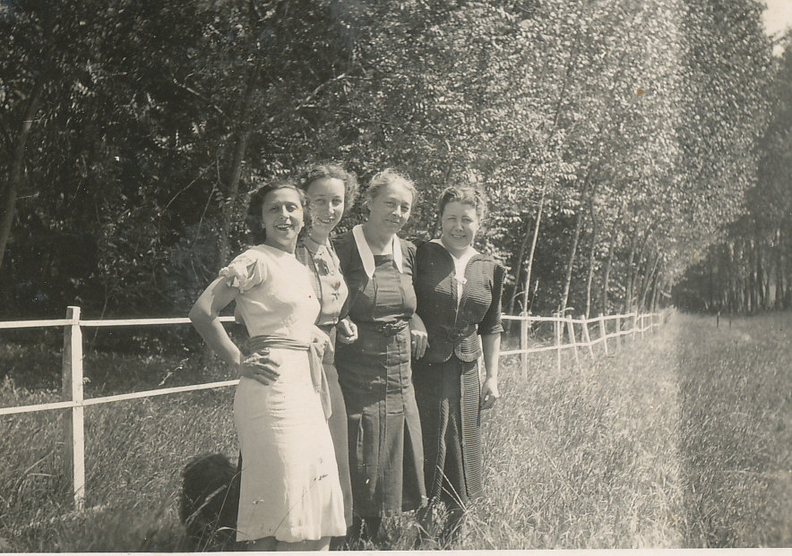 1938_coulombiers_jeannette_madeleine_jeanne_Bourlaud_germaine_chauvigneb.jpg
