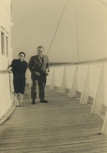 Ginette Cadel avec son beau-père Georges pendant la traversée vers l'Algérie