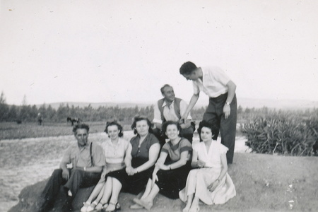 Les Cadel avec les cousins de Lamartine en 1952
