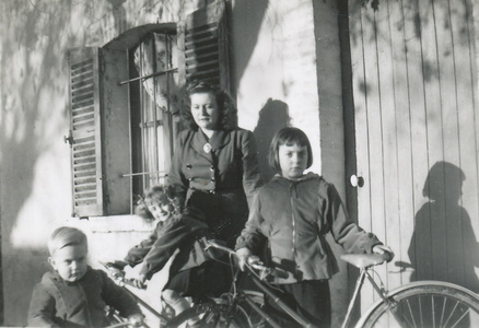 Millette Bagur-Vire avec ses enfants Gérard, Gisèle et Josiane en 1952 à Lamartine
