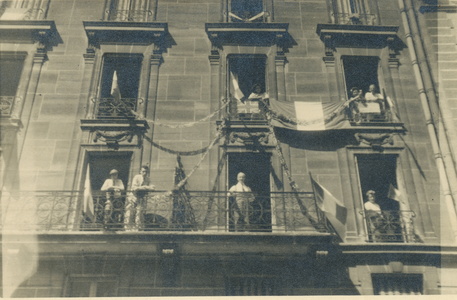 Le 12 rue Camou pavoisé le 27 août 1944, premier dimanche libre