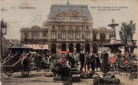 Cherbourg, place du Château et le théâtre un jour de marché