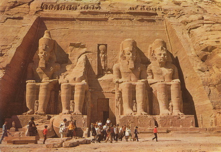 Abou Simbel : entrée du temple de Ramsès II