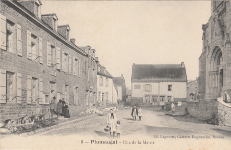 Plumaugat - Rue de la mairie