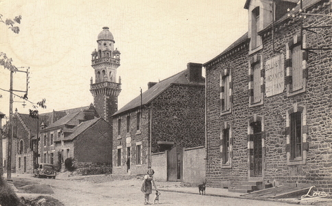 Loscouët - Une rue avec vue du clocher