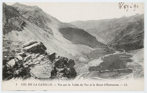 Col de la Cayolle - Vue sur la vallée du Var et la route d'Entraunes