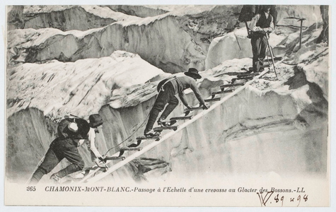 Chamonix-Mont-Blanc - Passage à l'échelle d'une crevasse au glacier des Bossons