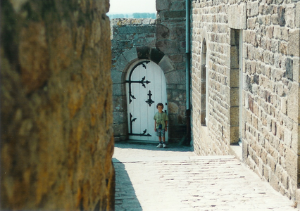 Alexis devant la porte blanche au Mont-Saint-Michel en 1996