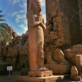 Karnak_Statue_de_Ramses2_avec_sa_fille_Bentata.jpg