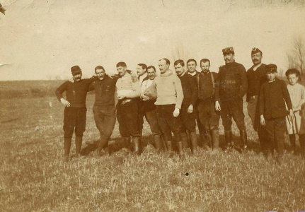 Gabriel Bourlaud (avec le ballon) et son équipe de football