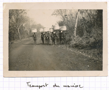 Transport  du manioc - Gabon 1929