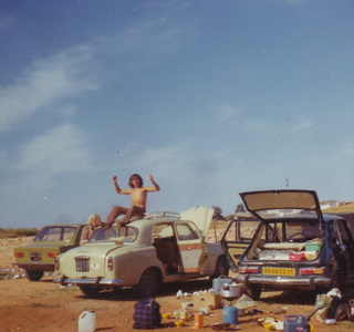Patrick au Maroc en 1974 - à droite, sa Simca 1100