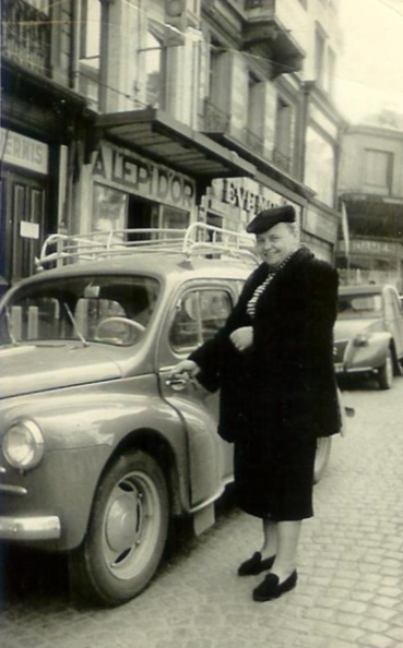 Lucie Mourot et sa 4CV en 1955