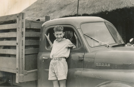 Le camion Dodge à Bouar avec Bernard 1951