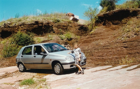 La clio grise en Aubrac en 1997 avec Alexis