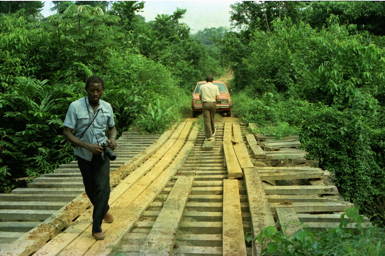 Un pont sur la route de Cocobeach en 1981