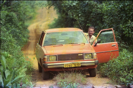 Francis dans sa Mazda sur la route de Cocobeach au Gabon en 1981