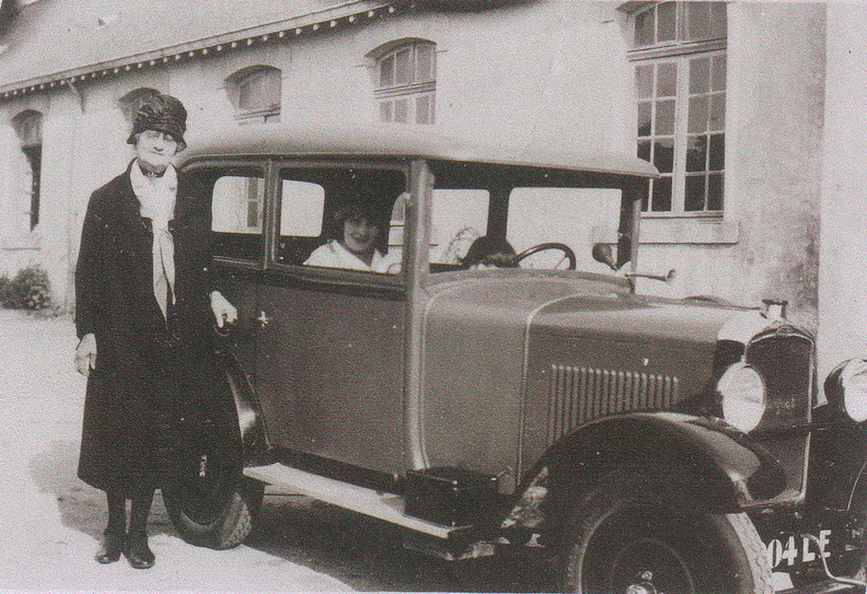 Maria Cadel et sa belle-fille Anna en 1929 dans une Peugeot Type 190