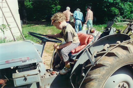 Alexis sur le tracteur de Jean-Louis au cabanon des Selves en 1993