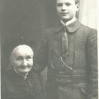 Serge Chauvigné et sa grand-mère Clémence Ridé en1915 à Joué-les-Tours