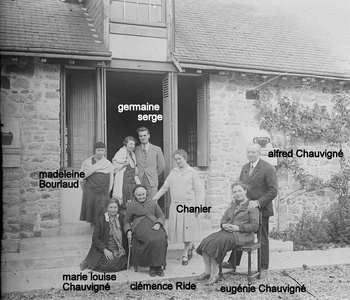 Devant la maison de Joué-lès-Tours en 1930