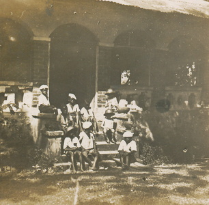 Claude, Boby et leurs camarades indigènes à Bimbo en 1936