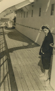 Ginette Cadel en 1952 pendant la traversée vers l'Algérie