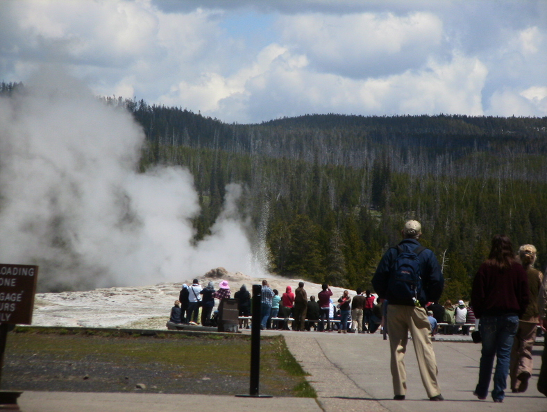 20120529_1344_Yellowstone_Old_Faithfull.JPG