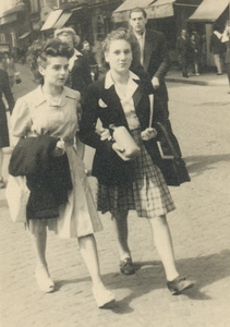 Ginette et sa cousine Marcelle Bayle (Chouchou) en 1946