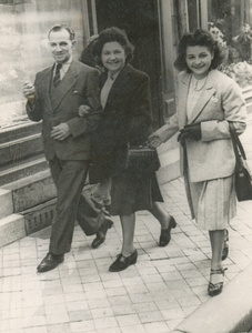 Ginette avec ses parents Henry et Suzanne en 1948