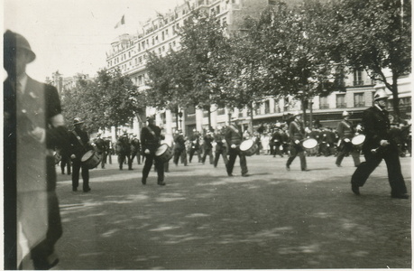 Défilé de la Libération sur les Champs-Élysées - Musique des pompiers descendant les Champs-Élysées