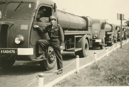 Un camion citerne Panhard et son conducteur