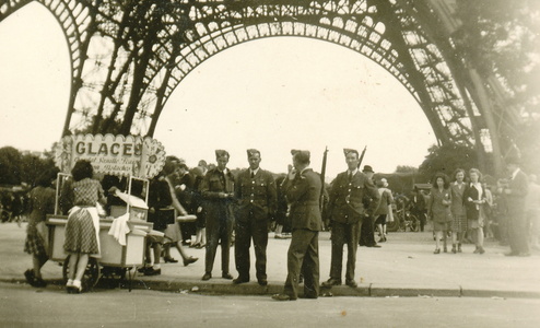 Libération de Paris - sous la Tour Eiffel le 25 août 1944