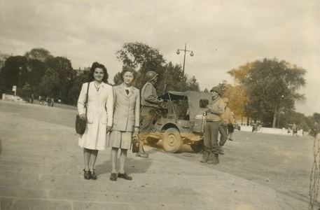 Ginette et Mado lors de la Libération de Paris - 25 août 1944