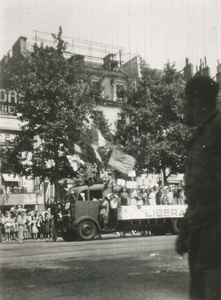FFI - Groupe de Libération remontant les Champs-Élysées en chantant la Marseillaise