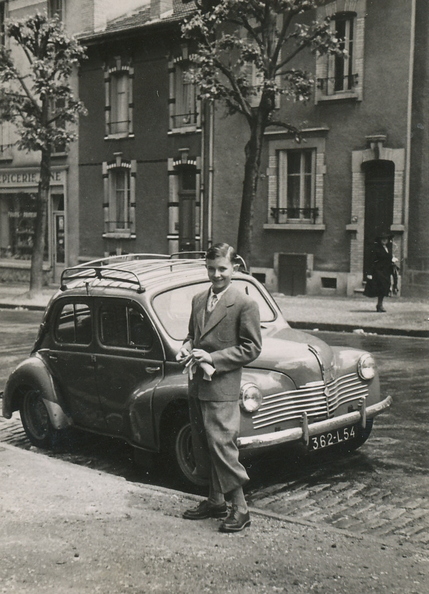 Bernard devant la 4CV de Lucie à Nancy en 1951