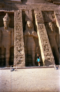 Abou Simbel : Kat devant le temple de Nefertari