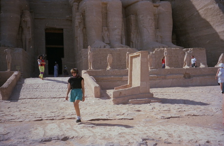 Abou Simbel : Kat devant le temple de Ramsès II