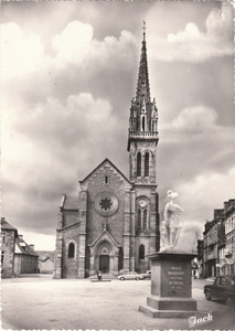 Broons - La place de l'église avec la statue de Duguesclin