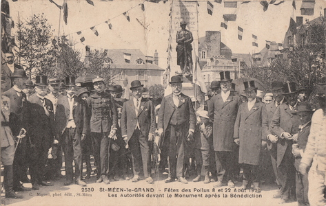 Saint-Méen-le-Grand - Fête des poilus devant le monument