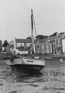 Sauzon Le port avec le bateau Ave-Maria vers 1950