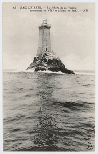 Raz de Sein - Le phare de la Vieille, commencé en 1883 et allumé en 1887