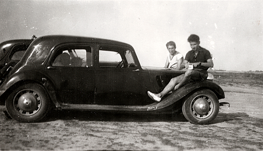 René et Kop sur la traction de leurs parents vers 1948
