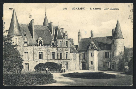 Agneaux - Le château - Cour intérieure