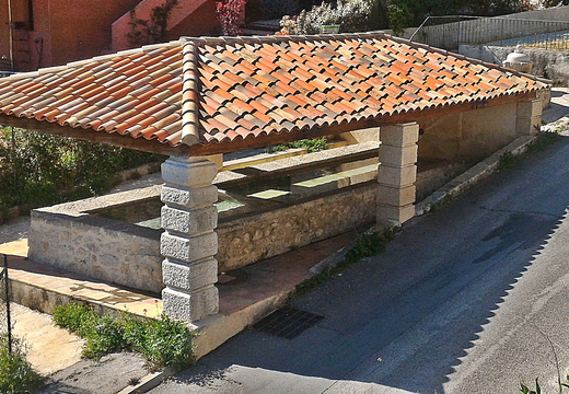 Le lavoir du village au Revest