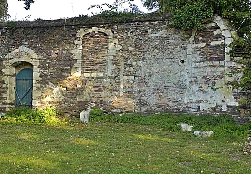 Une porte et la trace de deux fenêtres, tout ce qui reste de la chapelle Saint-Armel